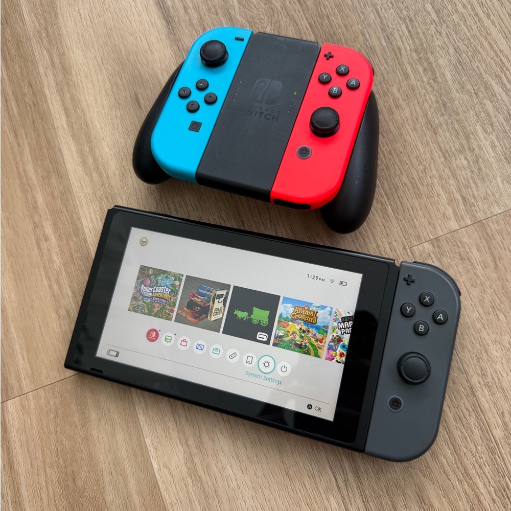 Nintendo Switch Console - Picture 10 of 16